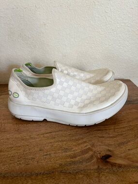 OOFOS 00mg eeZee Low
White Checker Comfort Recovery Shoes Slip On Size W9/EU40